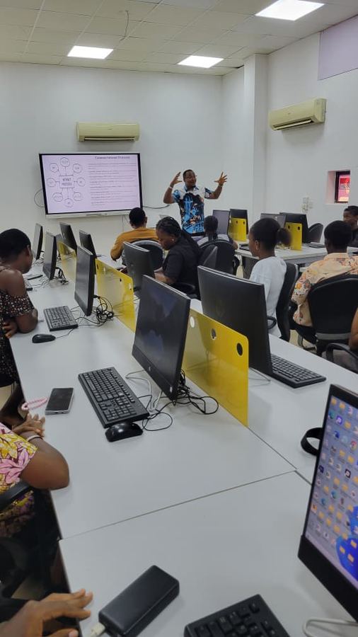 CloudTech Tribe facilitator presenting to trainees in the training room